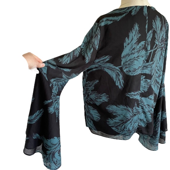 C/MEO COLLECTIVE Sz L v-neck black blouse with teal floral print +bell sleeves🏅 - Picture 8 of 12